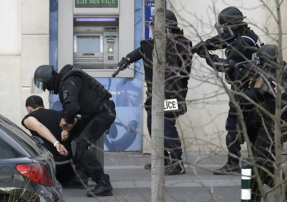 Parigi, ostaggi nell'ufficio postale: arrestato il sequestratore