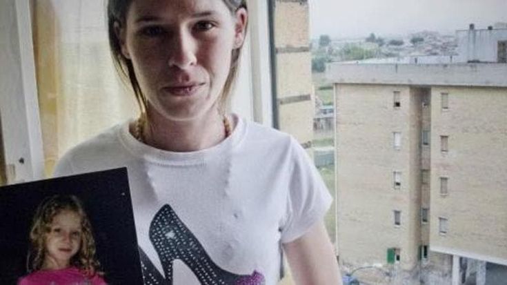Mimma Guardato, mamma di Fortuna la piccola abusata e lanciata da un palazzo di Caivano: “Quella città è un inferno. Ho scelto di scappare via”
