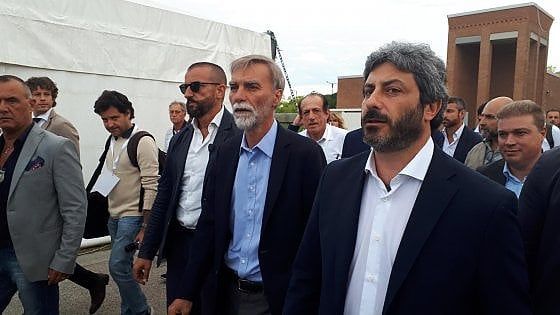 Pd, alla festa dell'Unità applausi e abbracci per Fico: "I profughi dovevano scendere dalla Diciotti il primo giorno"