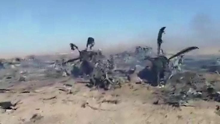 Iran, la tv di Stato: "Ecco i rottami degli aerei Usa impiegati per recuperare il militare disperso"