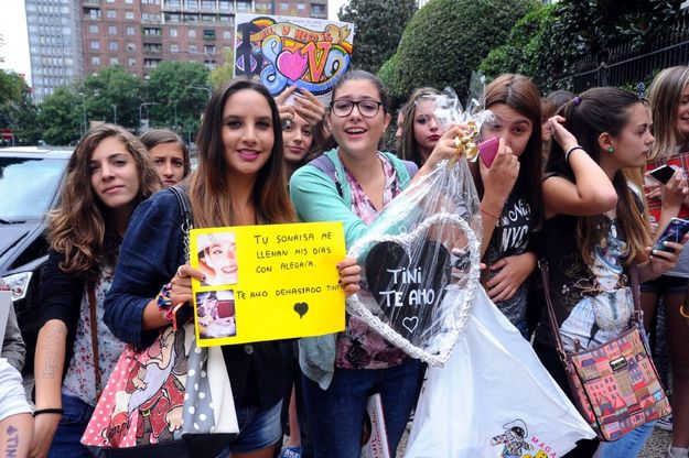 Milano, incantevole Violetta: fan scatenate