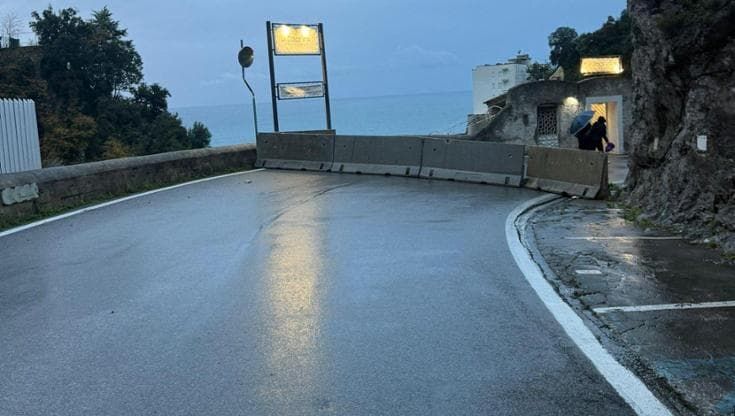 Maltempo, chiusa la statale Amalfitana per distacco pietre