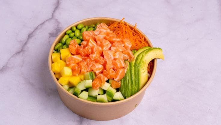 Poke, così 80 anni fa il piatto dei pescatori hawaiani è diventato un fenomeno da fast food