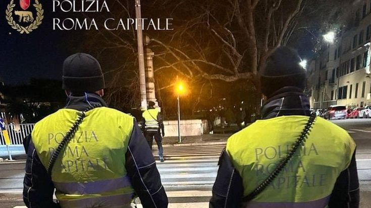 Investe una turista greca sul Lungotevere, poi fugge: patente ritirata per il pirata della strada