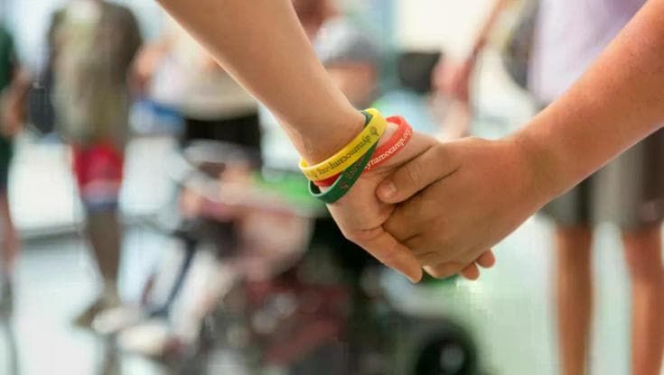 Un braccialetto per celebrare il coraggio dei bambini che affrontano una malattia