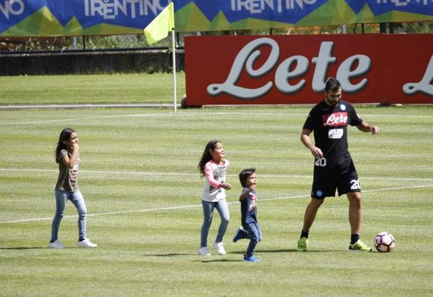Dimaro, Raoul Albiol gioca con i figli 