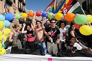 Sfila domani il corteo Gay pride<br />ma &egrave; polemica sul patrocinio del governo