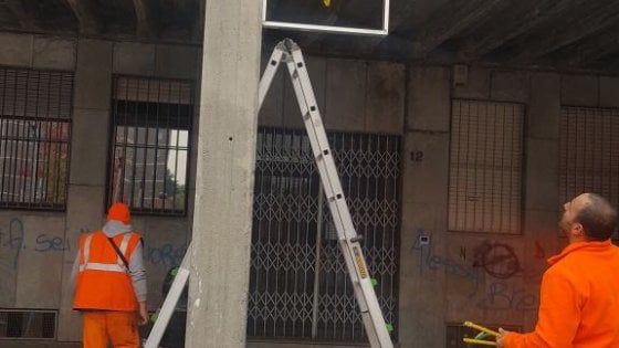 Torino, sassate alle luci d'artista alle Vallette. La sindaca: "Le aggiustiamo e saremo più presenti" 