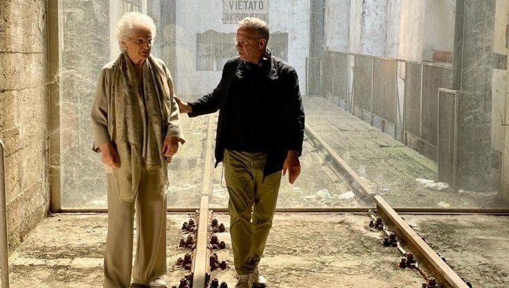 Liliana Segre torna al Binario 21 per un filmato sulla deportazione ad Auschwitz