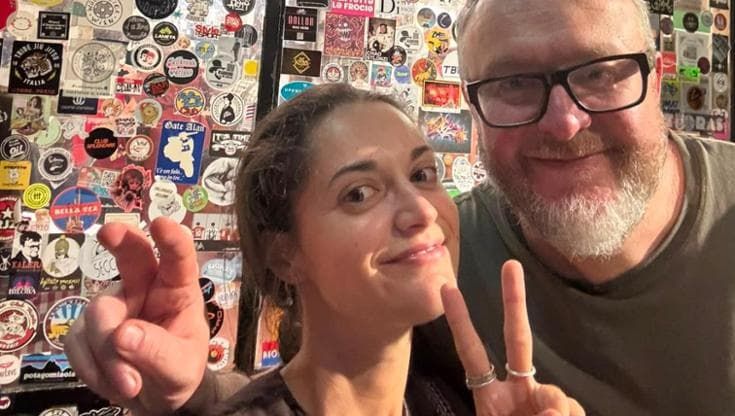 Nipote e zio insieme a cantare Guccini: “L’età non conta, siamo tutti figli delle sue parole”