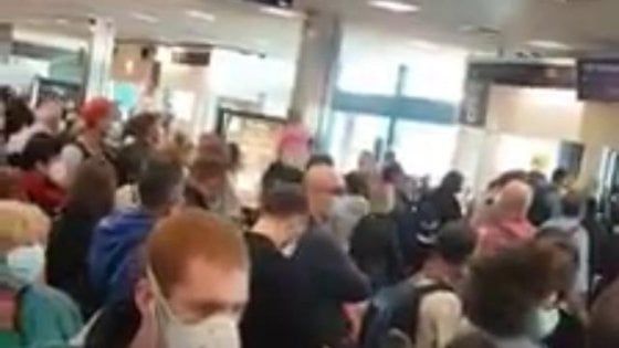 Palermo, assembramenti all'imbarco in aeroporto: proteste dei viaggiatori