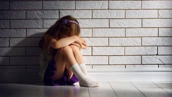  Sorelline picchiate e lasciate senza cibo, arrestati genitori nel Casertano