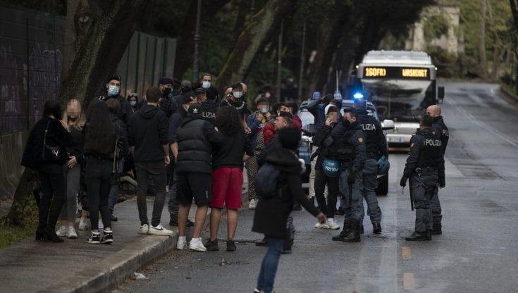 Roma, rissa a Villa Borghese: coinvolti in cinquanta, un ferito. Le immagini in un video esclusivo