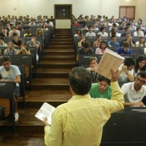 Legge stabilit&agrave;: blocco degli stipendi ma soldi per le scuole paritarie