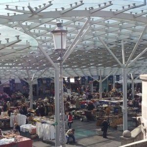 Torna il mercato in Ghiaia ma è polemica sullo stop ai prodotti usati
