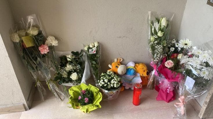 Fiori, pupazzi e lacrime nel condominio per i bimbi morti con la loro mamma Stefania Nistor. La tragedia che ha sconvolto una comunità