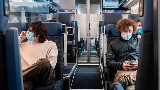 Fase 3, il Piemonte al governo: "Stop al distanziamento su bus e treni, basta la mascherina"