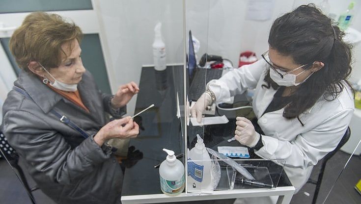 Covid, in Puglia 4.293 nuovi casi con incidenza 18,3 per cento. Aumenta ancora totale il numero dei positivi 
