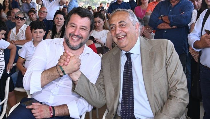 Salvini da Palermo stronca il reddito di cittadinanza: "Meglio dare i soldi alle imprese"
