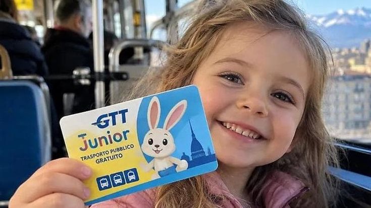 Bus gratis per ragazzi fino a 11 anni, ora la tessera arriva a casa senza pratiche burocratiche