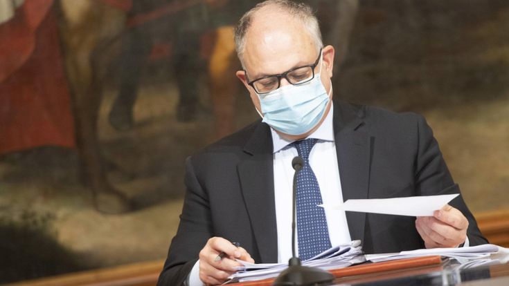 Il ministro del Tesoro nel mirino di Renzi. Ma l’Ue lo difende