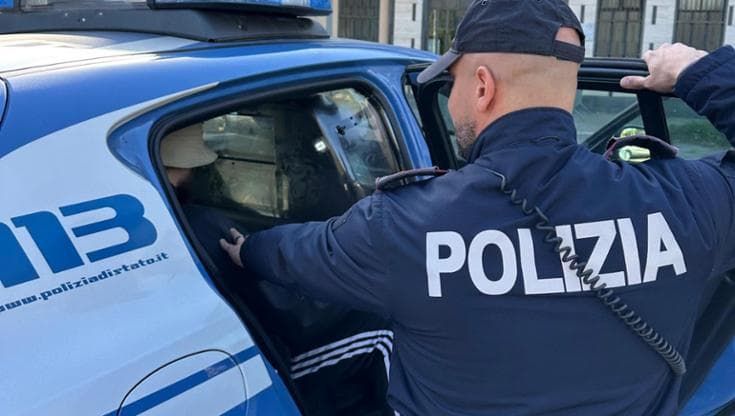 Catania, 24enne arrestato con marijuana e 420 euro