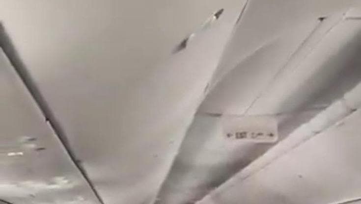 FlyDubai, il volo atterra in Arabia Saudita: gli applausi e le grida di gioia dei passeggeri a bordo