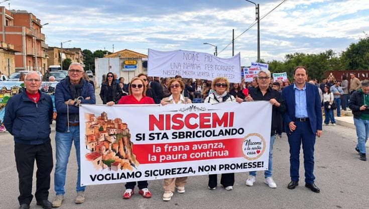 Niscemi, gli sfollati in piazza nove mesi dopo: “Ci sentiamo abbandonati”