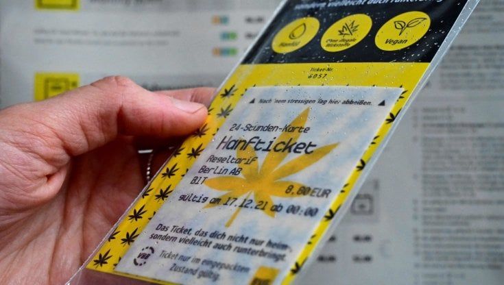 Viaggiatori stressati? A Berlino arrivano i biglietti alla cannabis 