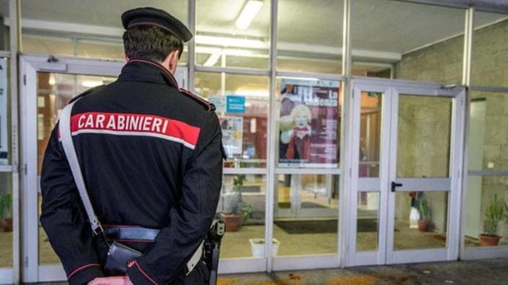 Lite sul bus e coltellate a un diciottenne a scuola: tre studenti in carcere, due sono minori