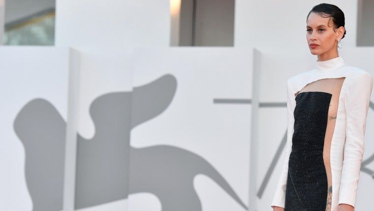 Venezia 78, Milena Smit: "Tutto è cominciato con quelle fotografie scattate al cimitero"