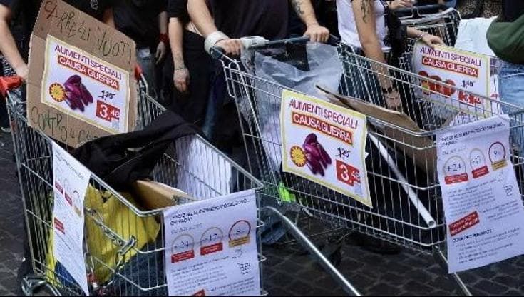 “Carrelli vuoti”, torna la protesta contro il carovita nei supermercati di Bologna