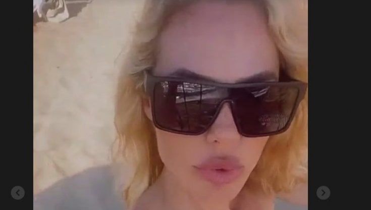 Ilary Blasi torna a Sabaudia per la prima volta senza Totti. Ed è mistero sulla foto dei due cappuccini: "Un messaggio?"