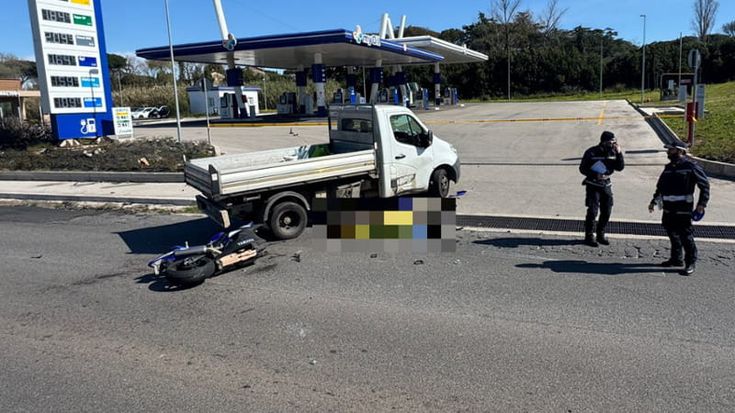 Militare 43enne muore a bordo della sua moto: scontro contro un furgone su via Ardeatina