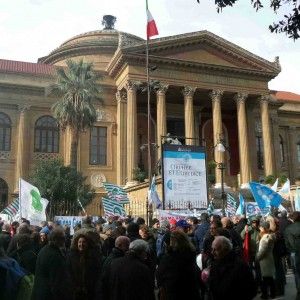 La crisi colpisce i bancari, tutti in piazza a Palermo contro i top-manager