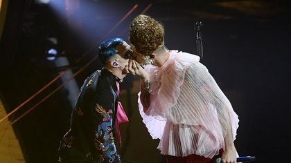 Sanremo 2020. Achille Lauro, una regina che bacia Boss Doms