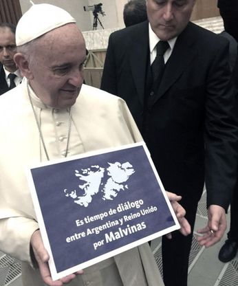 Il Papa con il cartello per il dialogo sulle isole "Malvinas"