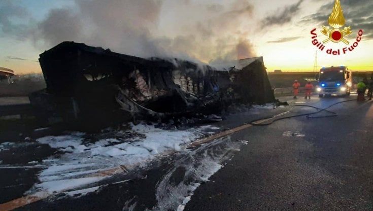 Un camion carico di farina si incendia sulla A8 a Origgio: l'autista sgancia la motrice e si salva