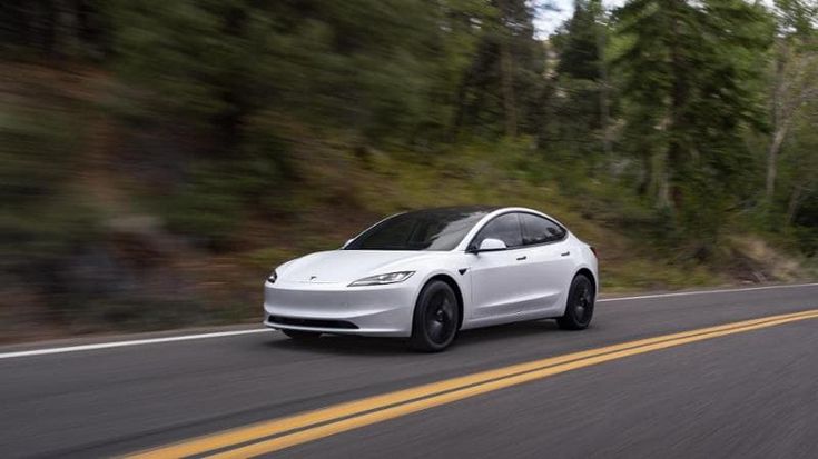 Tesla rilancia: arriva la Model 3 Standard, la più economica di sempre in promozione a 34mila euro