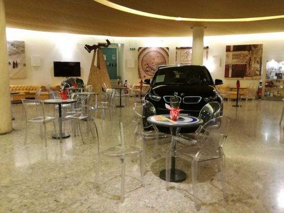Una Bmw nel bar del San Carlo, ma "è per un accordo con lo sponsor"