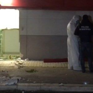 Foggia, assalto al supermercato con escavatore e chiodi a tre punte: rubati 20mila euro