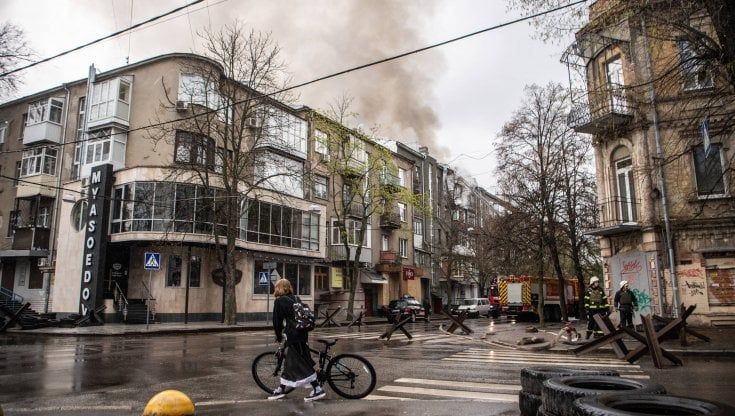 Kharkiv, l'architetto che ora aiuta gli anziani soli: "Date all'Ucraina meno pannolini e più armi"