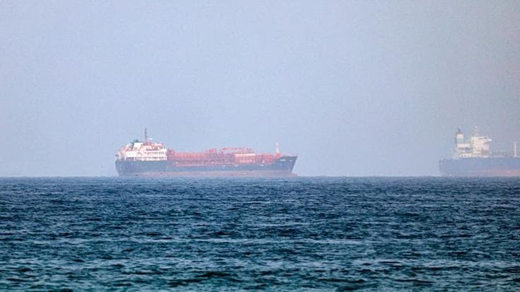 Effetto Hormuz sui prezzi: petrolio oltre i 100 dollari, la benzina vola a due euro