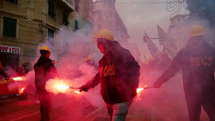 Ex Ilva, lacrimogeni sugli operai. Bucci: “Dateci altro acciaio”