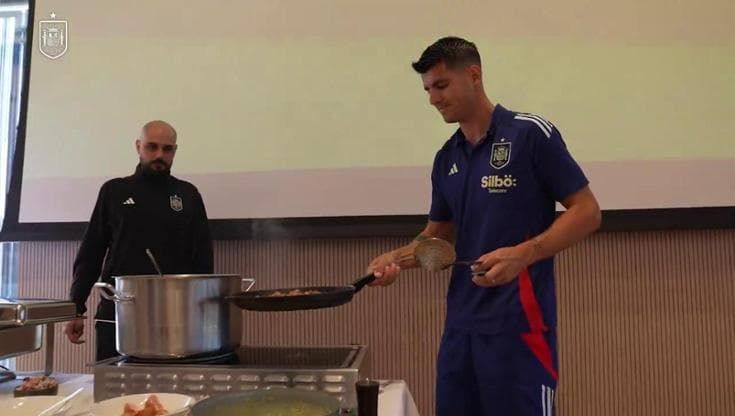 Euro 2024, Alvaro Morata cucina una carbonara nel ritiro della Spagna