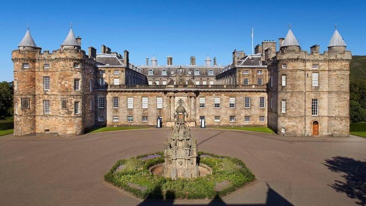 Da Holyroodhouse alla chiesetta di Balmoral. La Scozia di Elisabetta si svela per il centenario