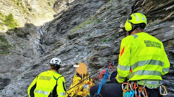 Migrante attraversa le Alpi in pantaloncini per andare al matrimonio della sorella: salvato