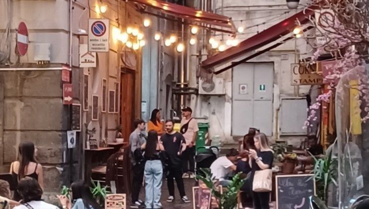 Napoli, il ristorante si appropria di un vicolo e sbarra l'uscita di sicurezza dell'Augusteo