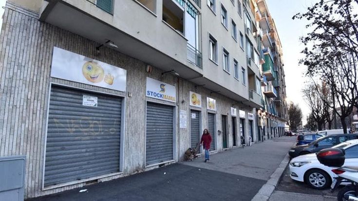 La lunga crisi del piccolo commercio, 500 negozi trasformati in case