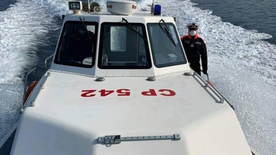 Coronavirus, controlli serrati in costiera sorrentina: la Guardia Costiera sanziona tre uomini beccati sugli scogli a Sorrento 